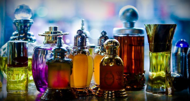 How Are Perfumes Manufactured? Sneak Peek Into Behind The Scenes | Le  Florentine